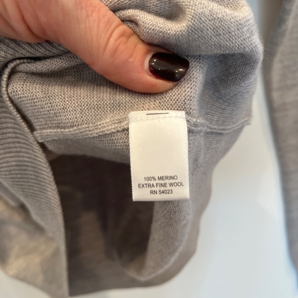 Banana Republic Men’s Extra Fine Merino Wool V-Neck Gray Sweater Large - Picture 5 of 11